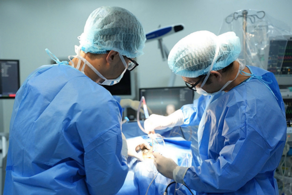  Ê-kíp bác sĩ tại Bệnh viện ĐKQT Vinmec Central Park thực hiện phẫu thuật bóc tách u màng não bằng hệ thống định vị thần kinh hiện đại