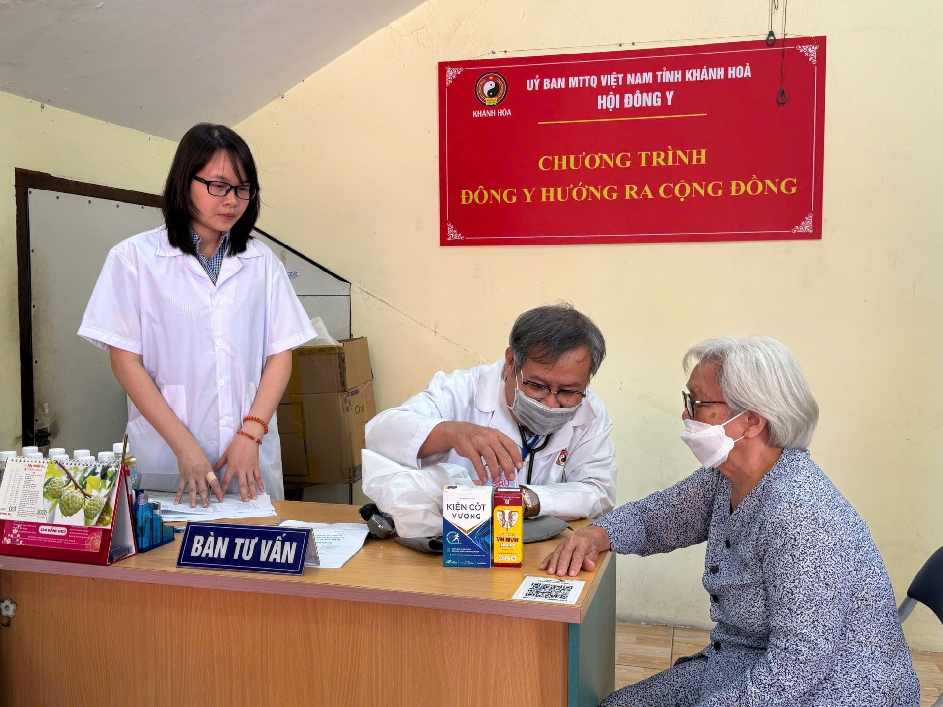 Phường Nha Trang: Người cao tuổi có hoàn cảnh khó khăn được khám bệnh và cấp phát thuốc miễn phí