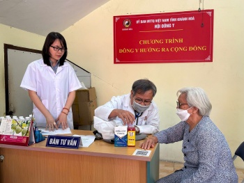 phuong nha trang nguoi cao tuoi co hoan canh kho khan duoc kham benh va cap phat thuoc mien phi