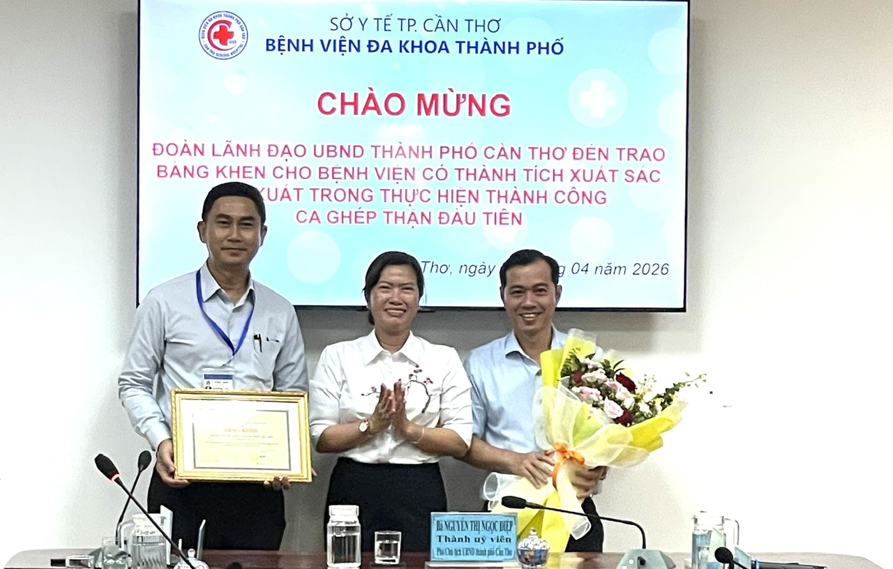 Cần Thơ khen thưởng Bệnh viện Đa khoa thành phố sau ca ghép thận đầu tiên thành công