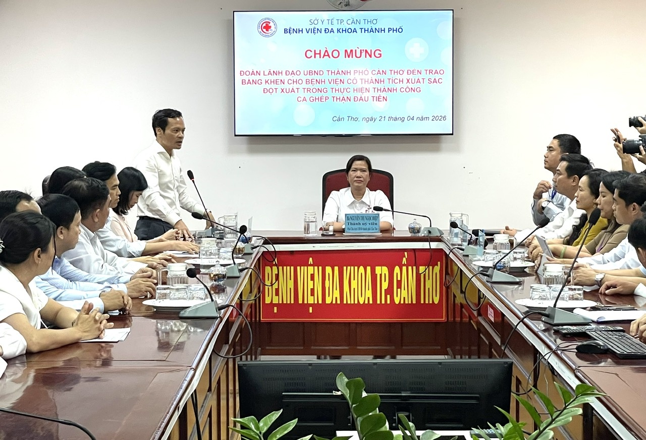 Cần Thơ khen thưởng Bệnh viện Đa khoa thành phố sau ca ghép thận đầu tiên thành công