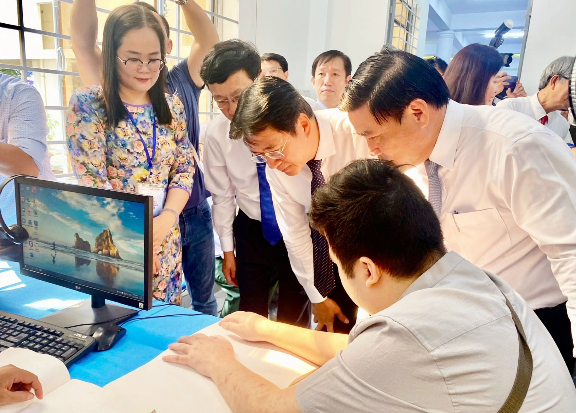 Lãnh đạo tỉnh Khánh Hoà khai trương phòng đọc dành cho người khiếm thị.