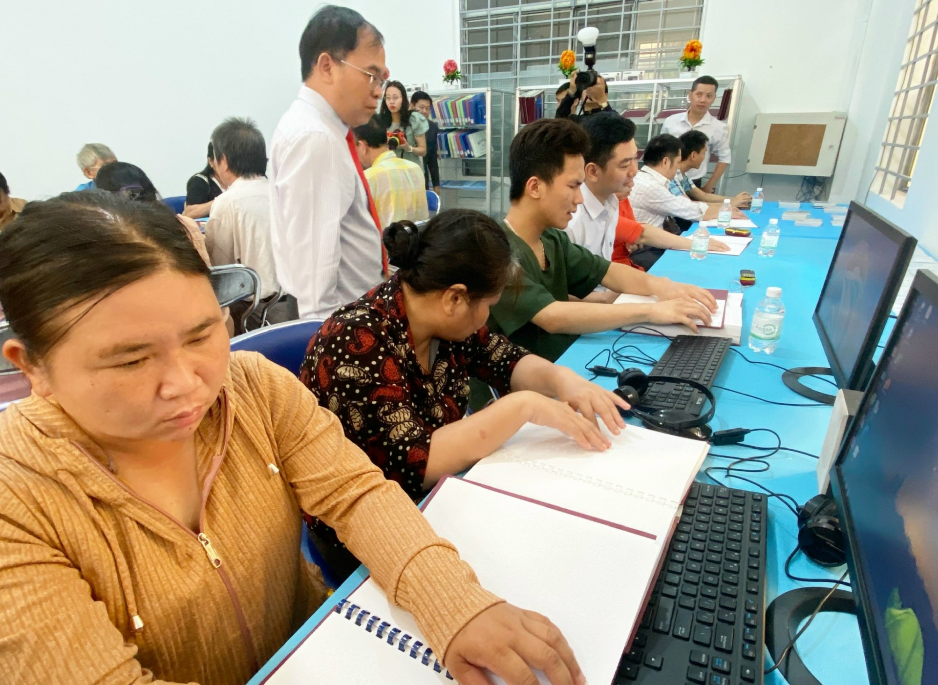 Các độc giả khiếm thị tại phòng đọc.