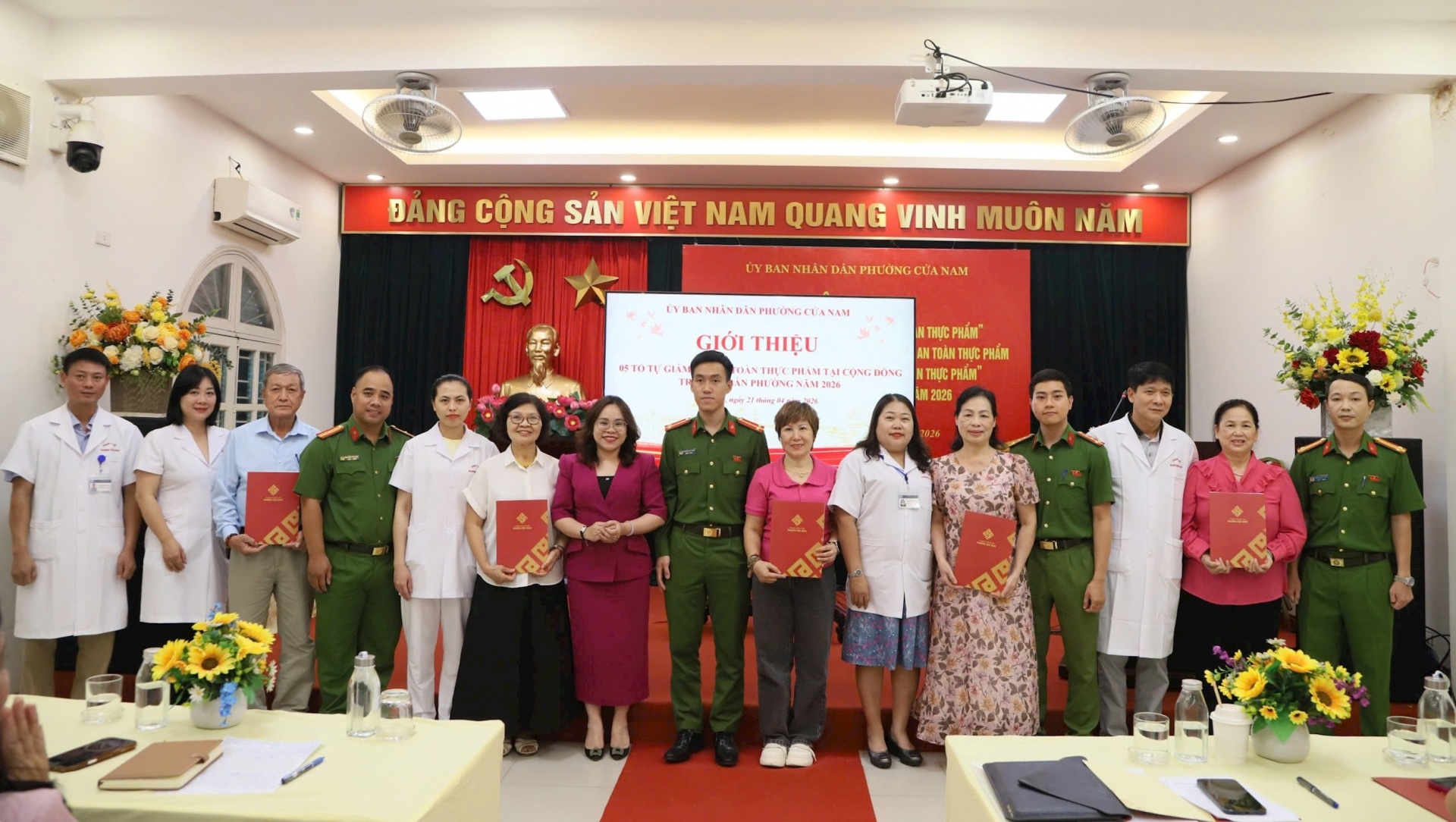 UBND phường Cửa Nam ra mắt 5 tổ giám sát an toàn thực phẩm tại cộng đồng. Ảnh: PV