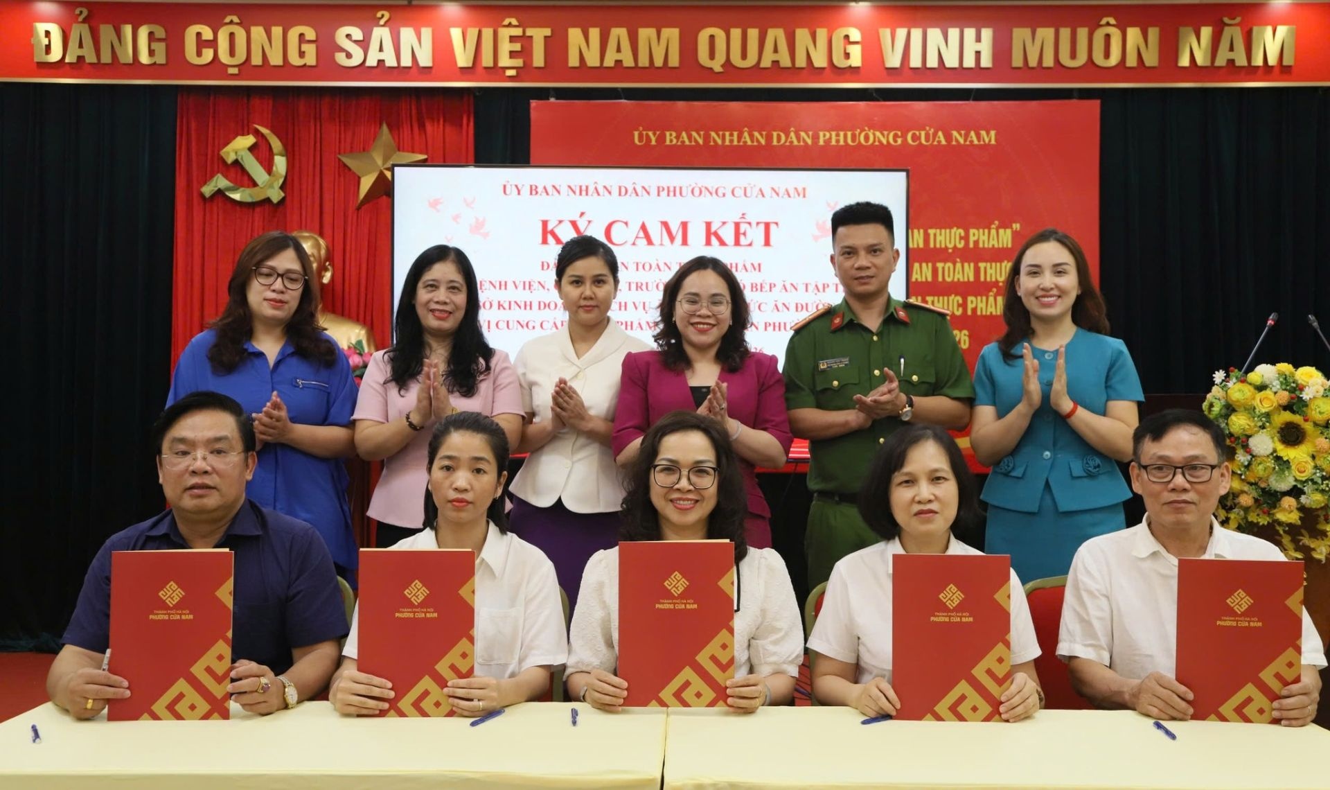 Đại diện các cơ sở kinh doanh dịch vụ ăn uống trên địa bàn phường Cửa Nam ký cam kết thực hiện quy định về an toàn thực phẩm trong Tháng Hành động năm 2026.