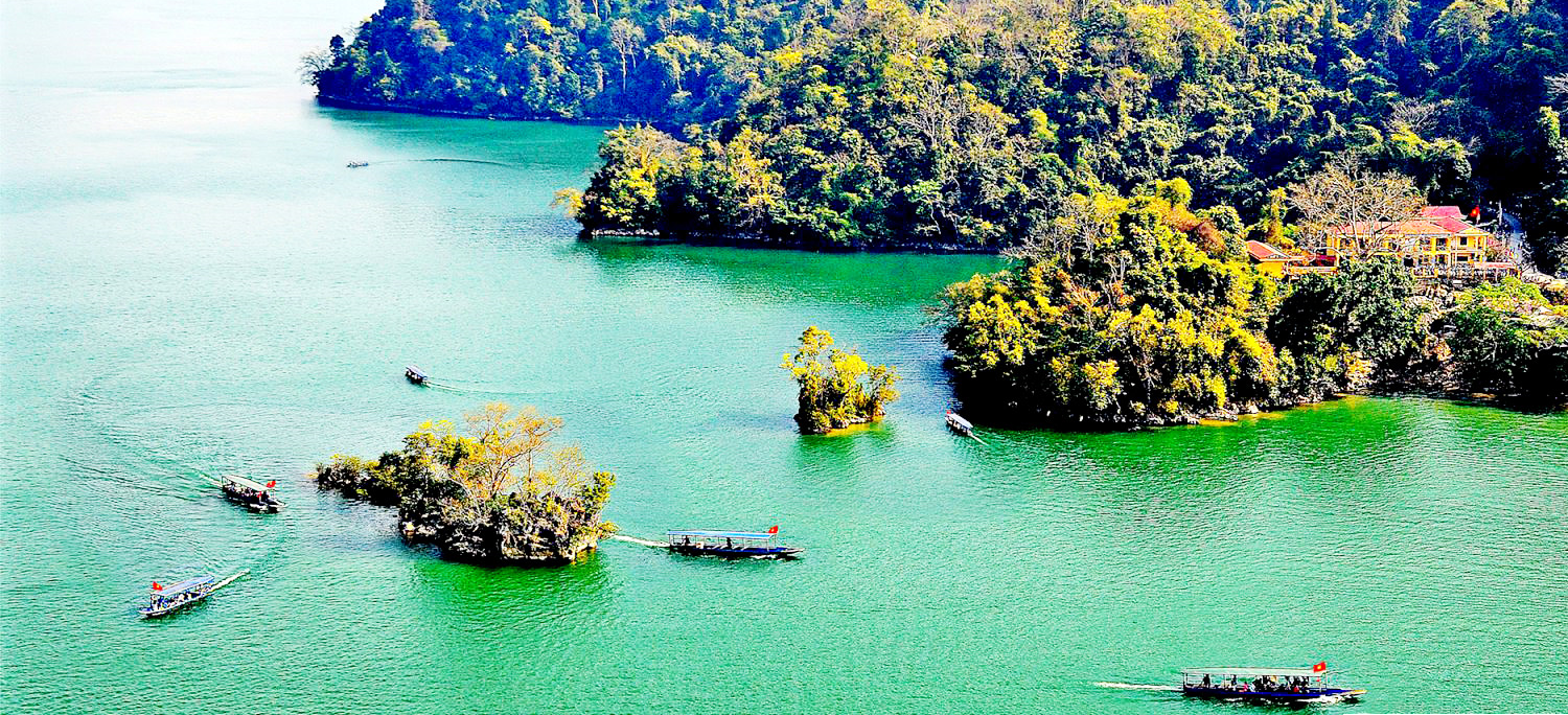 Hồ Ba Bể được bao bọc bởi rừng nguyên sinh và hệ thống hang động phong phú, sở hữu hệ sinh thái đa dạng và cảnh quan hùng vĩ.