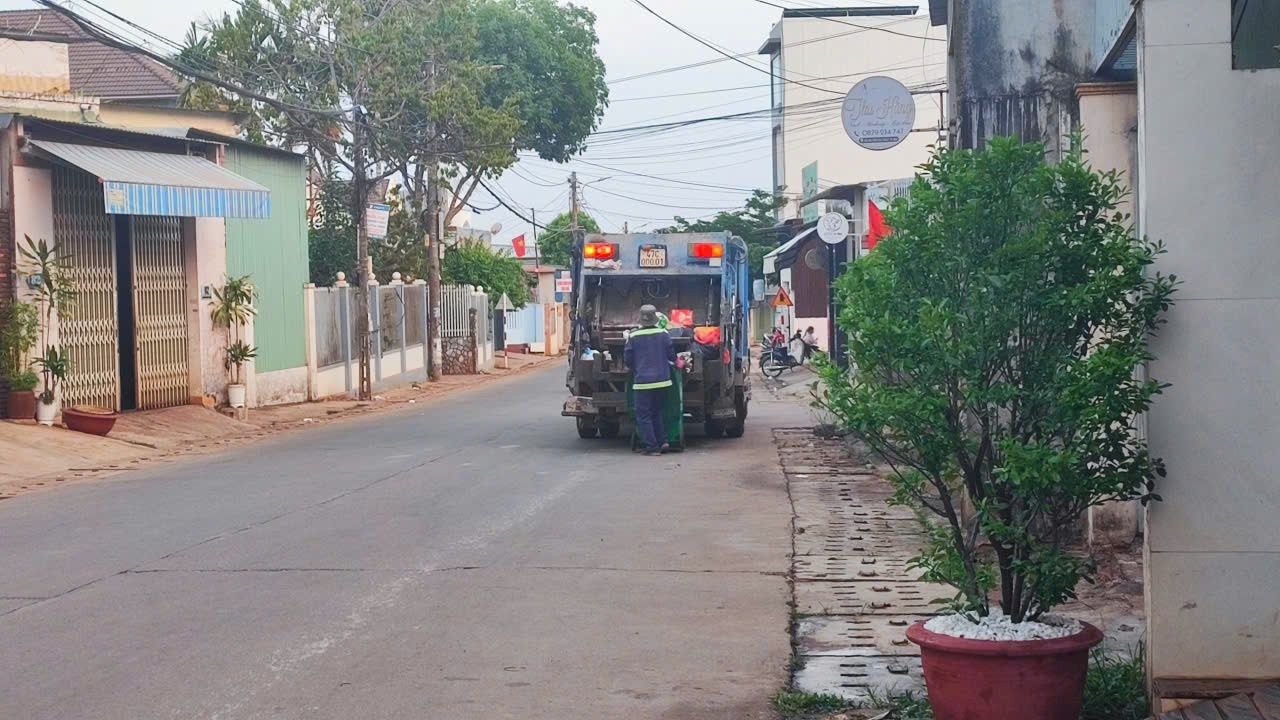    Sau khi tiếp nhận phản ánh, các điểm đặt thùng rác đã được Công ty TNHH Môi trường Đông Phương thu gom kịp thời, trả lại cảnh quan sạch sẽ, thông thoáng. Ảnh: Đức Sỹ