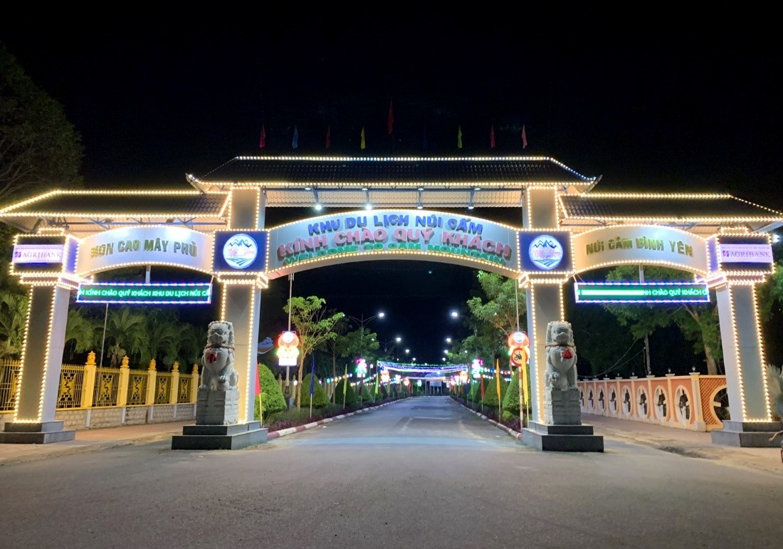  Bỏ thu phí vào cổng để lối vào Núi Cấm thực sự rực rỡ.