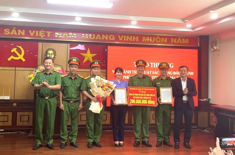  UBND tỉnh Đắk Lắk trao quyết định khen thưởng nhằm ghi nhận, động viên các lực lượng đã nỗ lực đấu tranh, triệt phá thành công chuyên án.