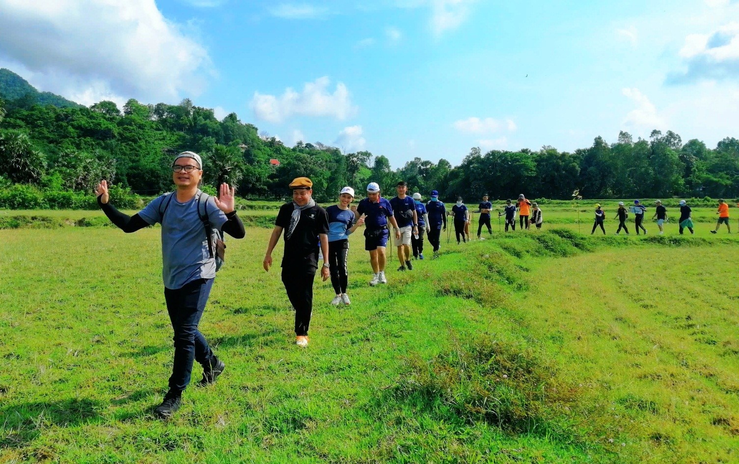 Hấp dẫn du lịch trekking Núi Cấm mùa mây. 