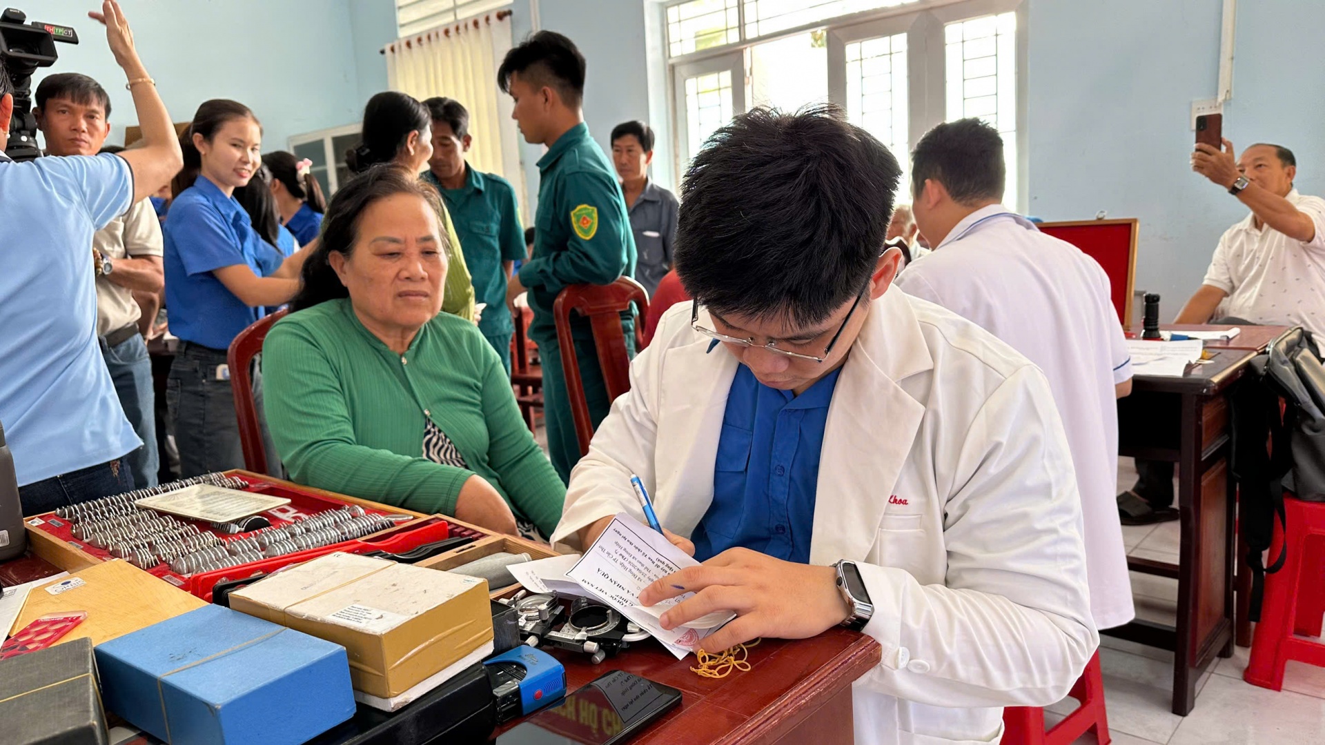 Cần Thơ: Khám mắt, cấp 150 kính miễn phí cho người dân xã Đông Hiệp