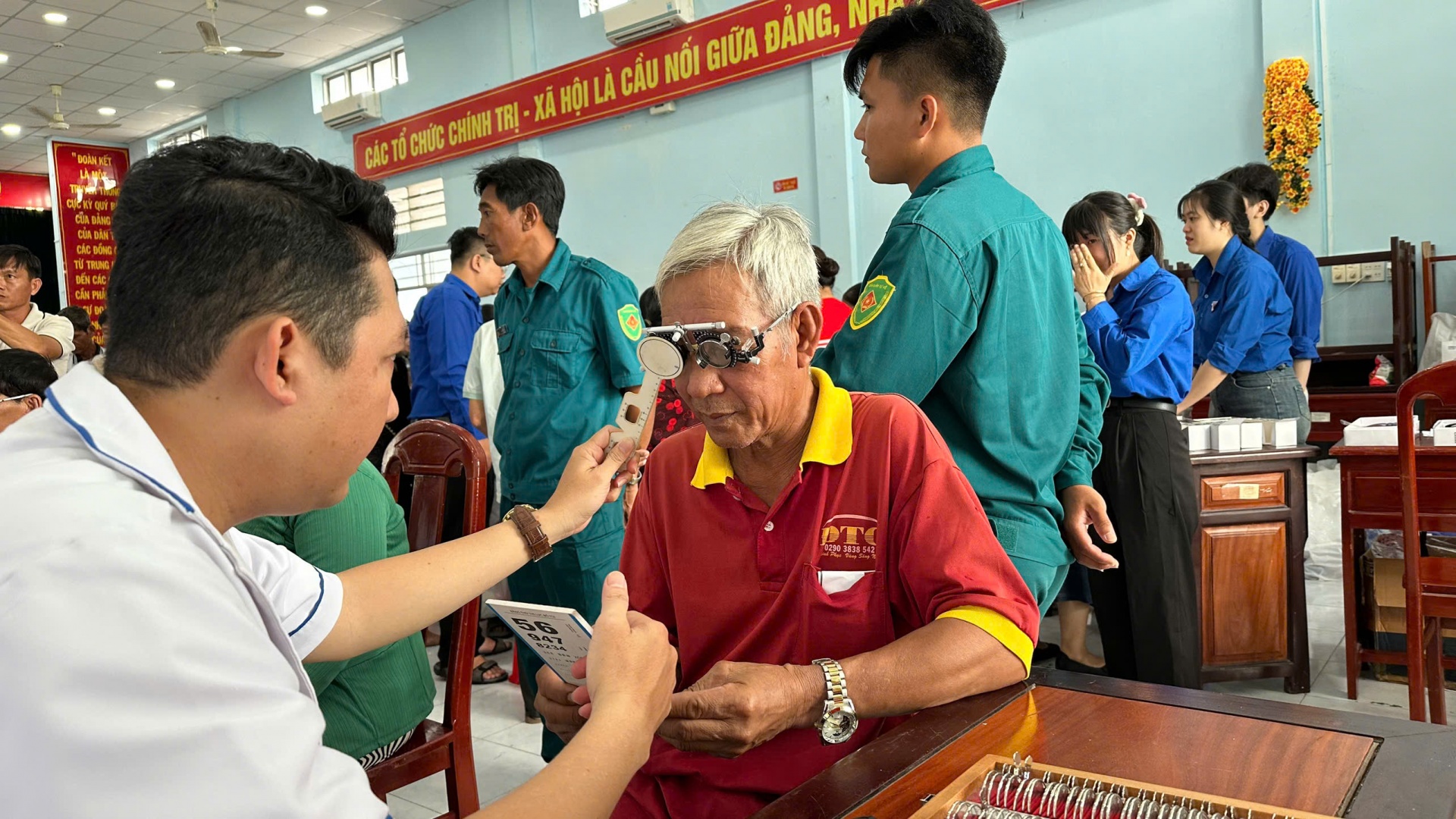 Cần Thơ: Khám mắt, cấp 150 kính miễn phí cho người dân xã Đông Hiệp