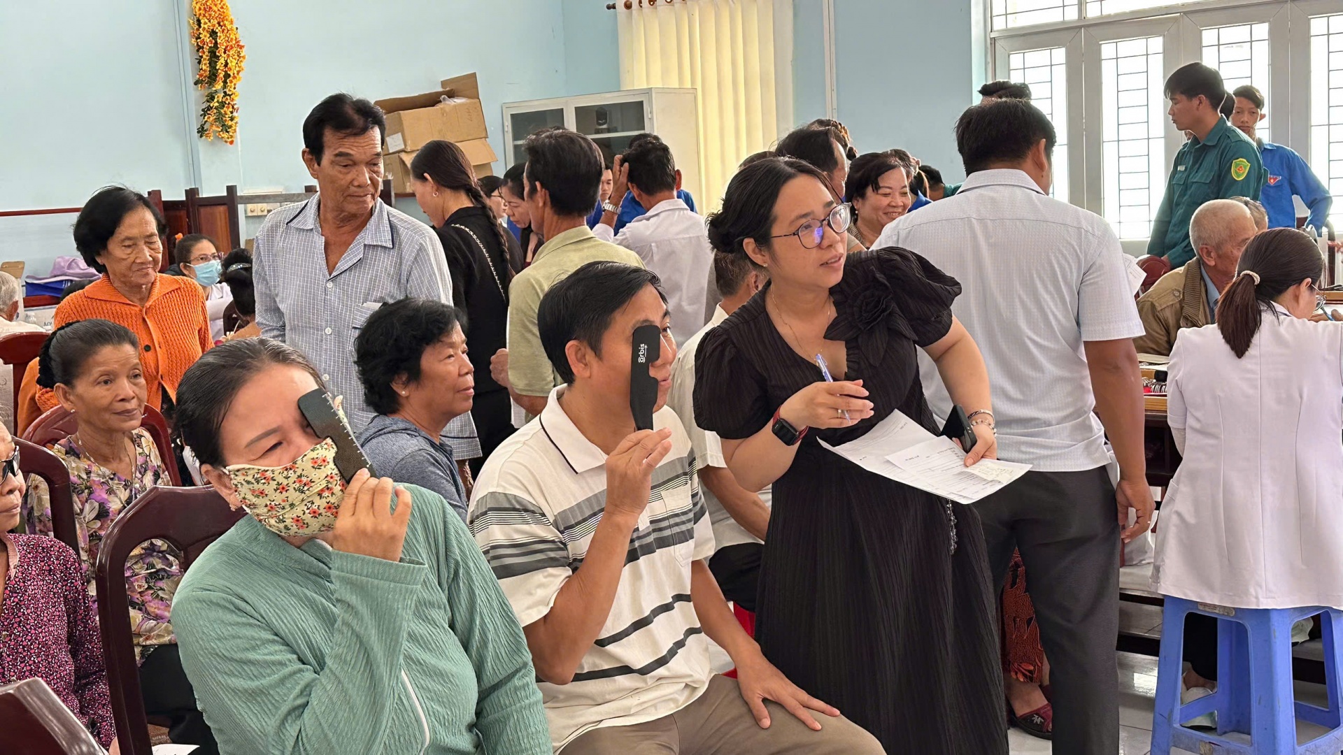 Cần Thơ: Khám mắt, cấp 150 kính miễn phí cho người dân xã Đông Hiệp