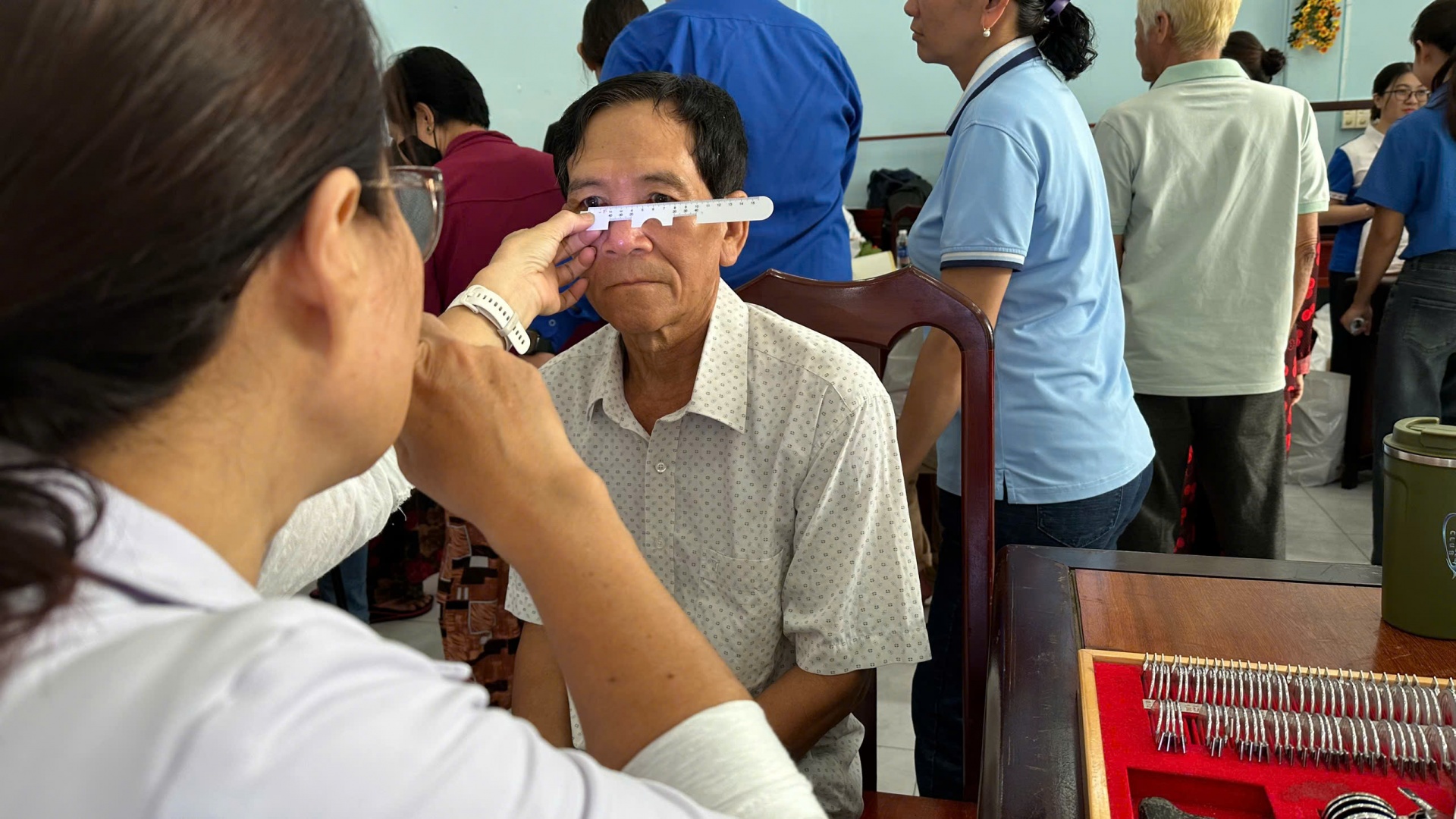 Cần Thơ: Khám mắt, cấp 150 kính miễn phí cho người dân xã Đông Hiệp