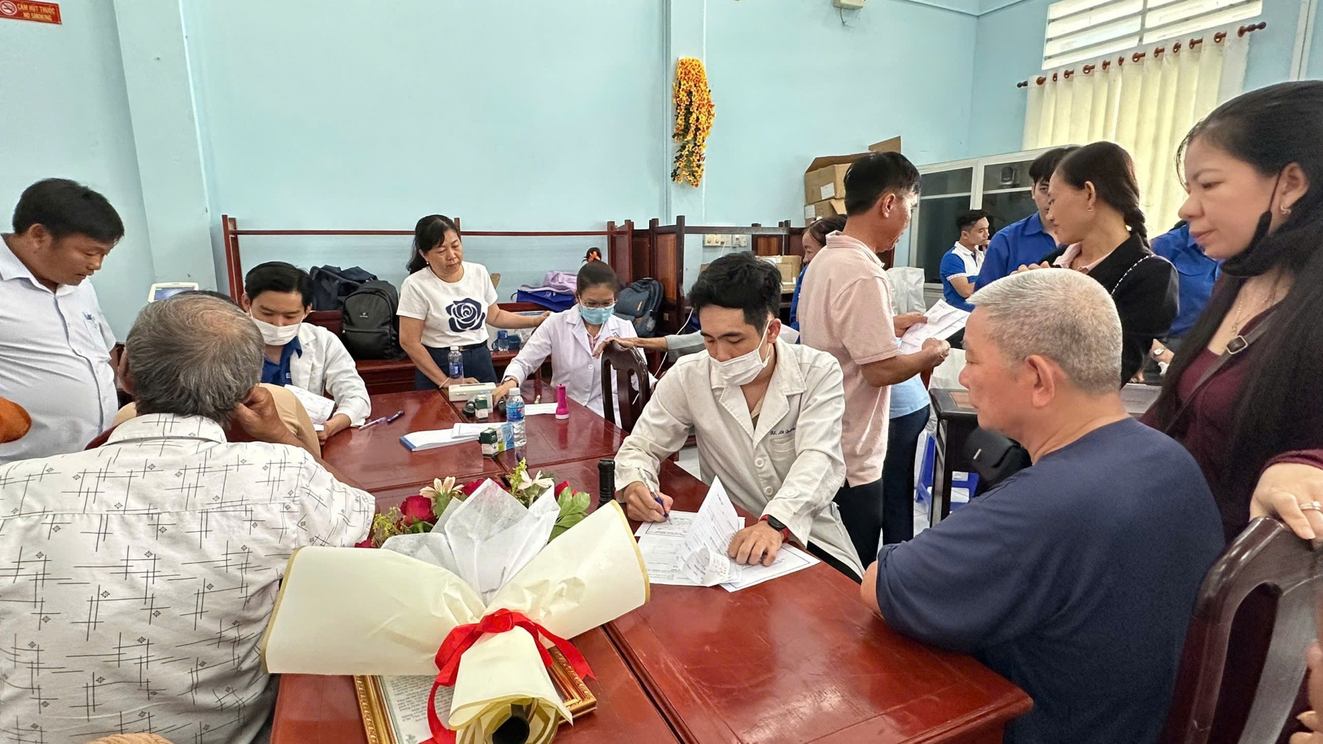 Cần Thơ: Khám mắt, cấp 150 kính miễn phí cho người dân xã Đông Hiệp