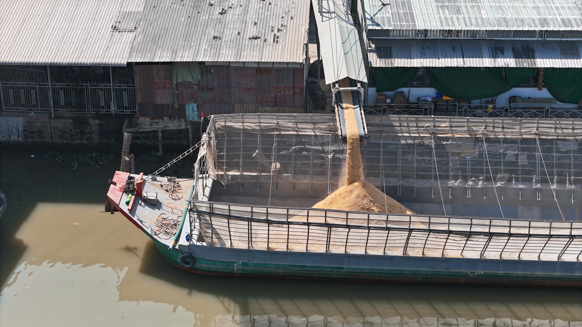 Bụi từ nhà máy bủa vây: Người dân Cờ Đỏ mòn mỏi chờ giải pháp