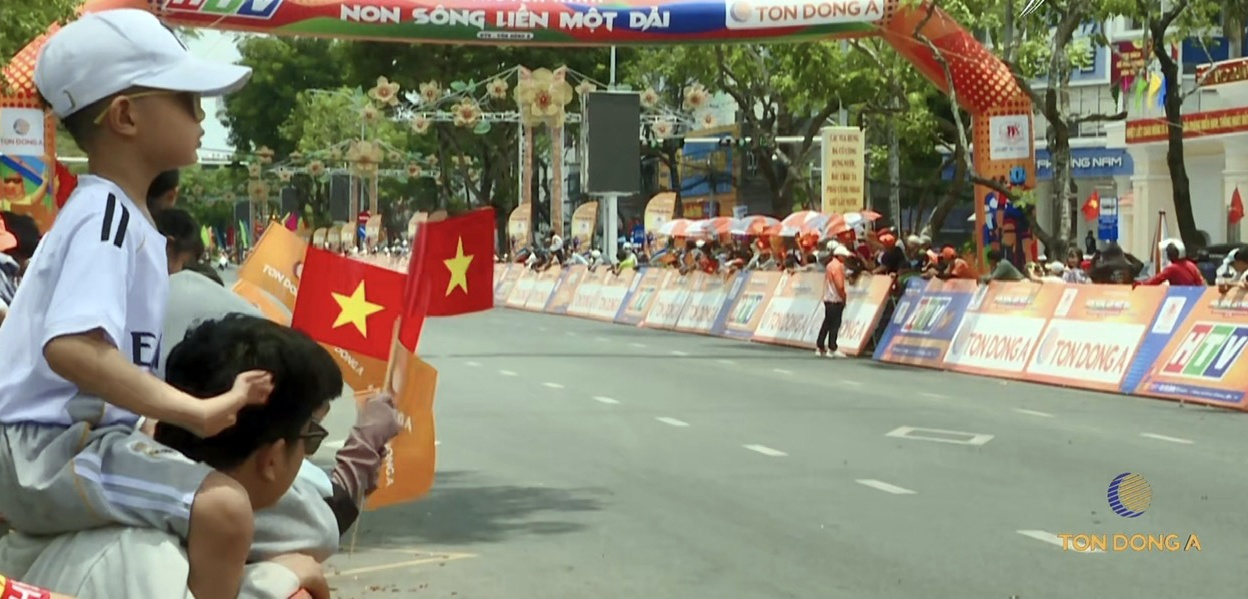 Hàng ngàn người dân Cần Thơ đón đoàn đua Cuộc đua Xe đạp toàn quốc  tranh Cúp Truyền hình Thành phố Hồ Chí Minh