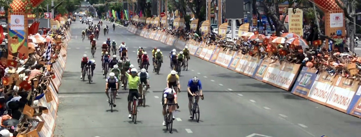 Hàng ngàn người dân Cần Thơ đón đoàn đua Cuộc đua Xe đạp toàn quốc  tranh Cúp Truyền hình TP Hồ Chí Minh