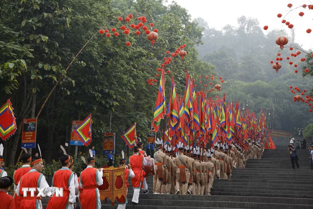 Đoàn nghi lễ rước kiệu khởi hành lên núi Nghĩa Lĩnh, nơi thờ tự các Vua Hùng - Ảnh: TTXVN