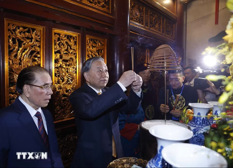   Tổng Bí thư, Chủ tịch nước Tô Lâm dâng hương trong Thượng cung tại Đền Thượng - Ảnh: TTXVN