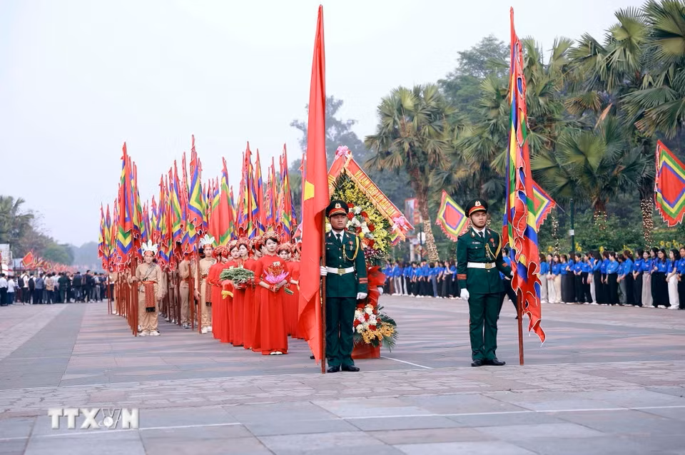 Đoàn nghi lễ rước kiệu khởi hành lên núi Nghĩa Lĩnh, nơi thờ tự các Vua Hùng - Ảnh: TTXVN