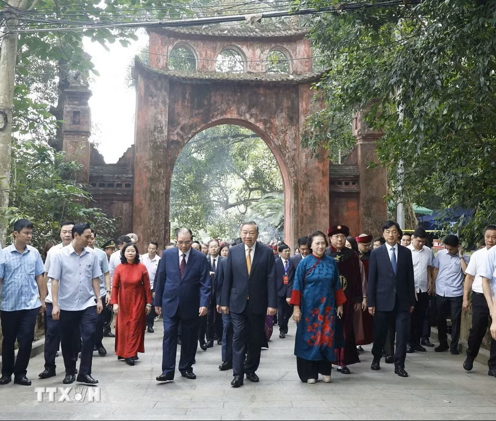 Tổng Bí thư, Chủ tịch nước Tô Lâm cùng các đồng chí lãnh đạo, nguyên lãnh đạo Đảng, Nhà nước lên núi Nghĩa Lĩnh để dâng hương tưởng niệm các vua Hùng - Ảnh: TTXVN