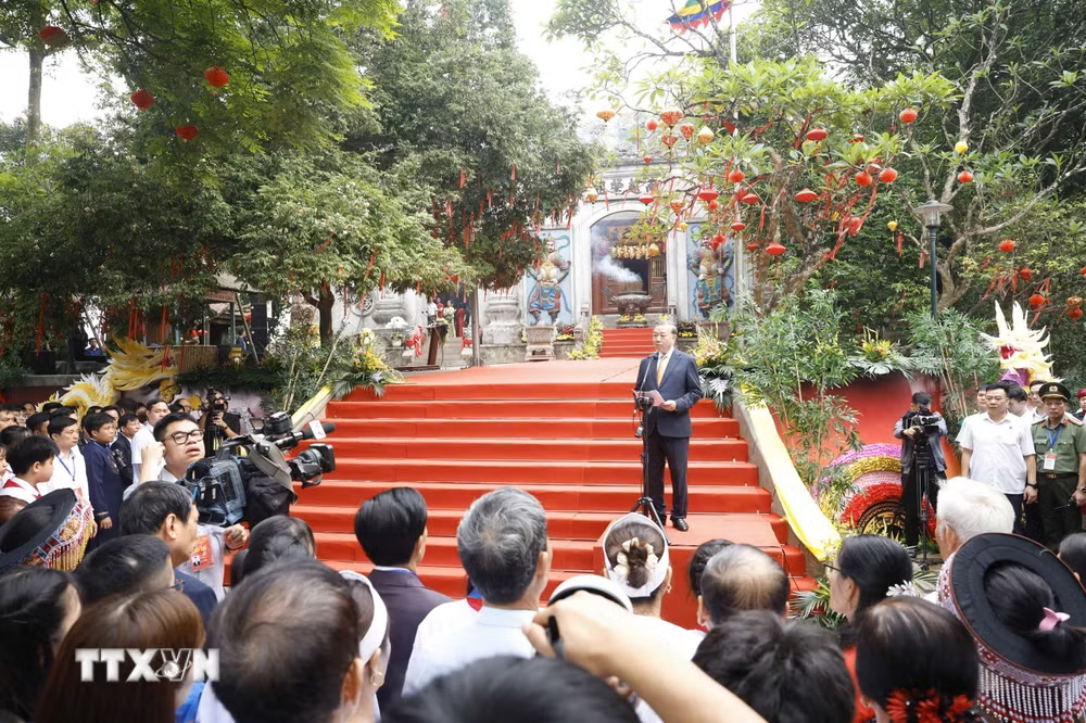   Tổng Bí thư, Chủ tịch nước Tô Lâm nói chuyện với các tầng lớp nhân dân tại Khu di tích lịch sử Quốc gia Đặc biệt Đền Hùng - Ảnh: TTXVN