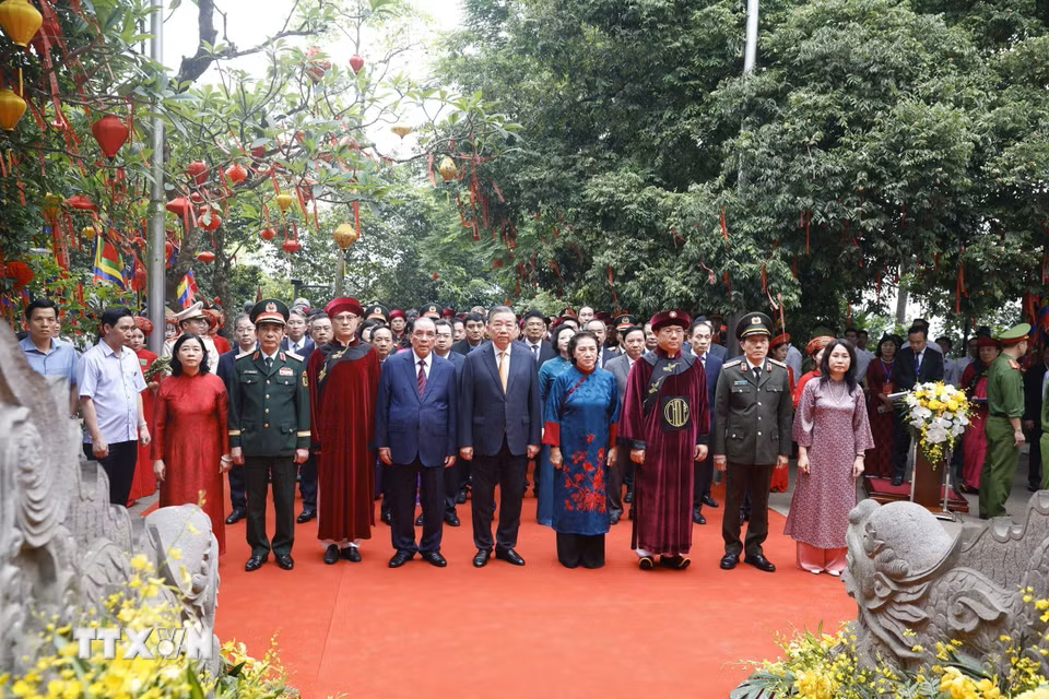 Trang nghiêm Lễ dâng hương tưởng niệm các Vua Hùng trên đỉnh núi Nghĩa Lĩnh