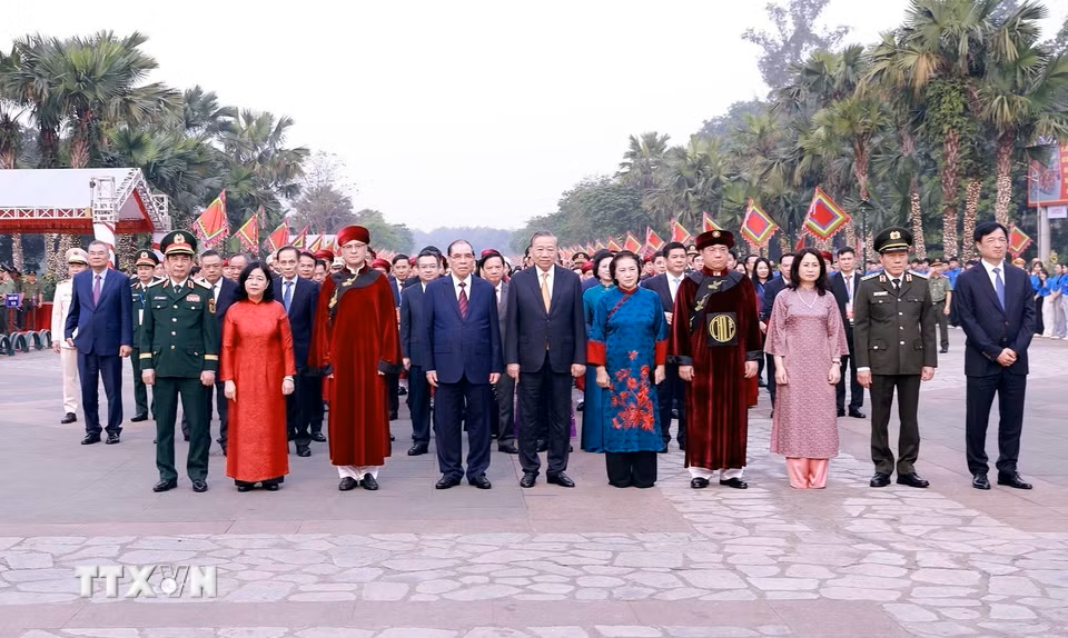 Tổng Bí thư, Chủ tịch nước Tô Lâm cùng các đồng chí lãnh đạo, nguyên lãnh đạo Đảng, Nhà nước khởi hành lên núi Nghĩa Lĩnh để dâng hương tưởng niệm các vua Hùng - Ảnh: TTXVN
