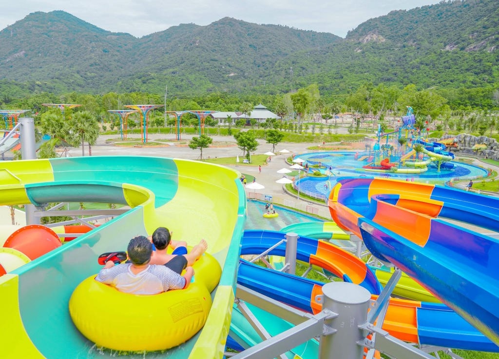  Những tổ hợp giải trí hiện đại như thế này chính là nơi kích cầu chi tiêu tự nguyện, mang lại doanh thu bền vững và tổng cầu xã hội tăng vọt cho Núi Cấm.