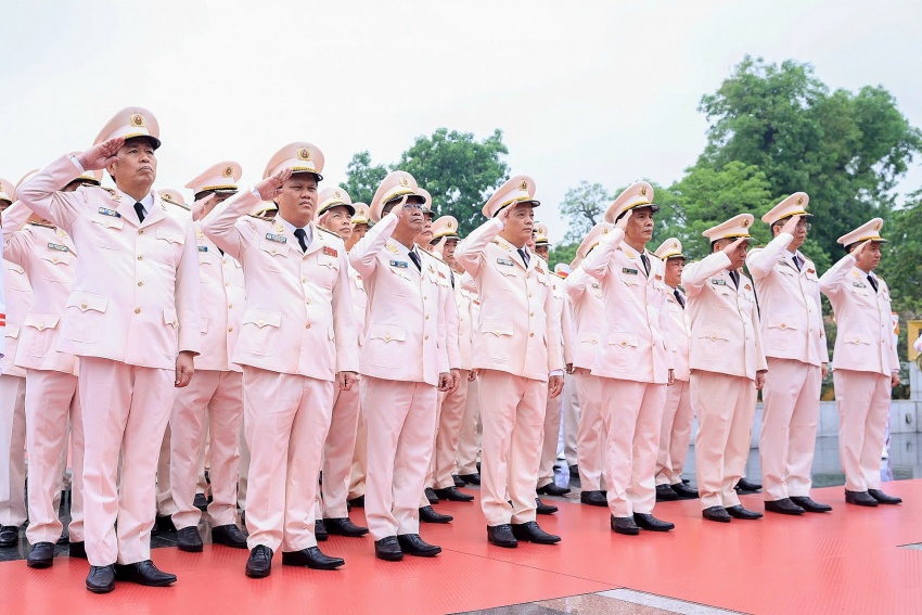 Lãnh đạo Đảng, Nhà nước vào Lăng viếng Chủ tịch Hồ Chí Minh nhân kỷ niệm Ngày giải phóng miền Nam, thống nhất đất nước