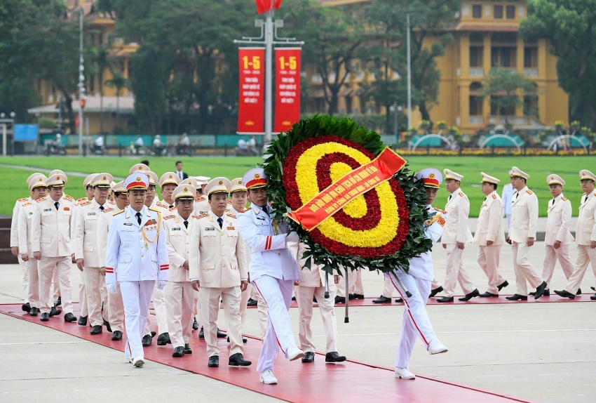 Lãnh đạo Đảng, Nhà nước vào Lăng viếng Chủ tịch Hồ Chí Minh nhân kỷ niệm Ngày giải phóng miền Nam, thống nhất đất nước