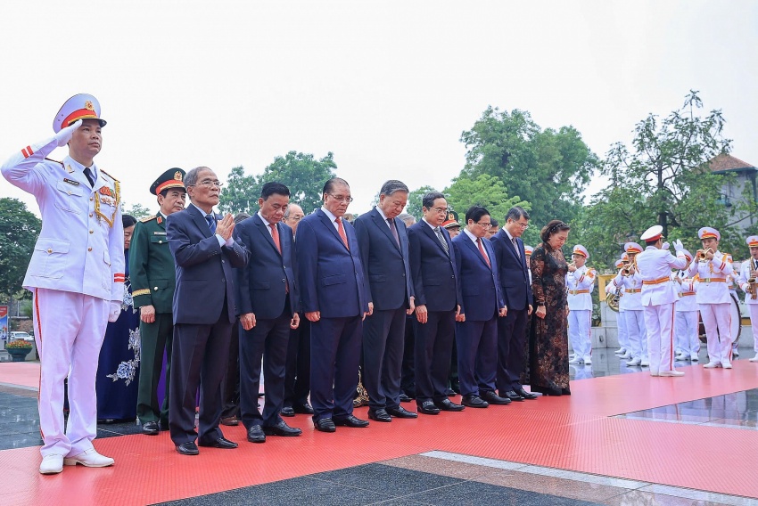 Lãnh đạo Đảng, Nhà nước vào Lăng viếng Chủ tịch Hồ Chí Minh nhân kỷ niệm Ngày giải phóng miền Nam, thống nhất đất nước