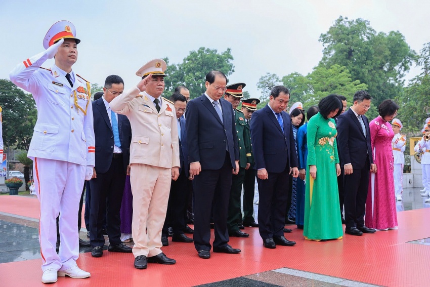 Lãnh đạo Đảng, Nhà nước vào Lăng viếng Chủ tịch Hồ Chí Minh nhân kỷ niệm Ngày giải phóng miền Nam, thống nhất đất nước