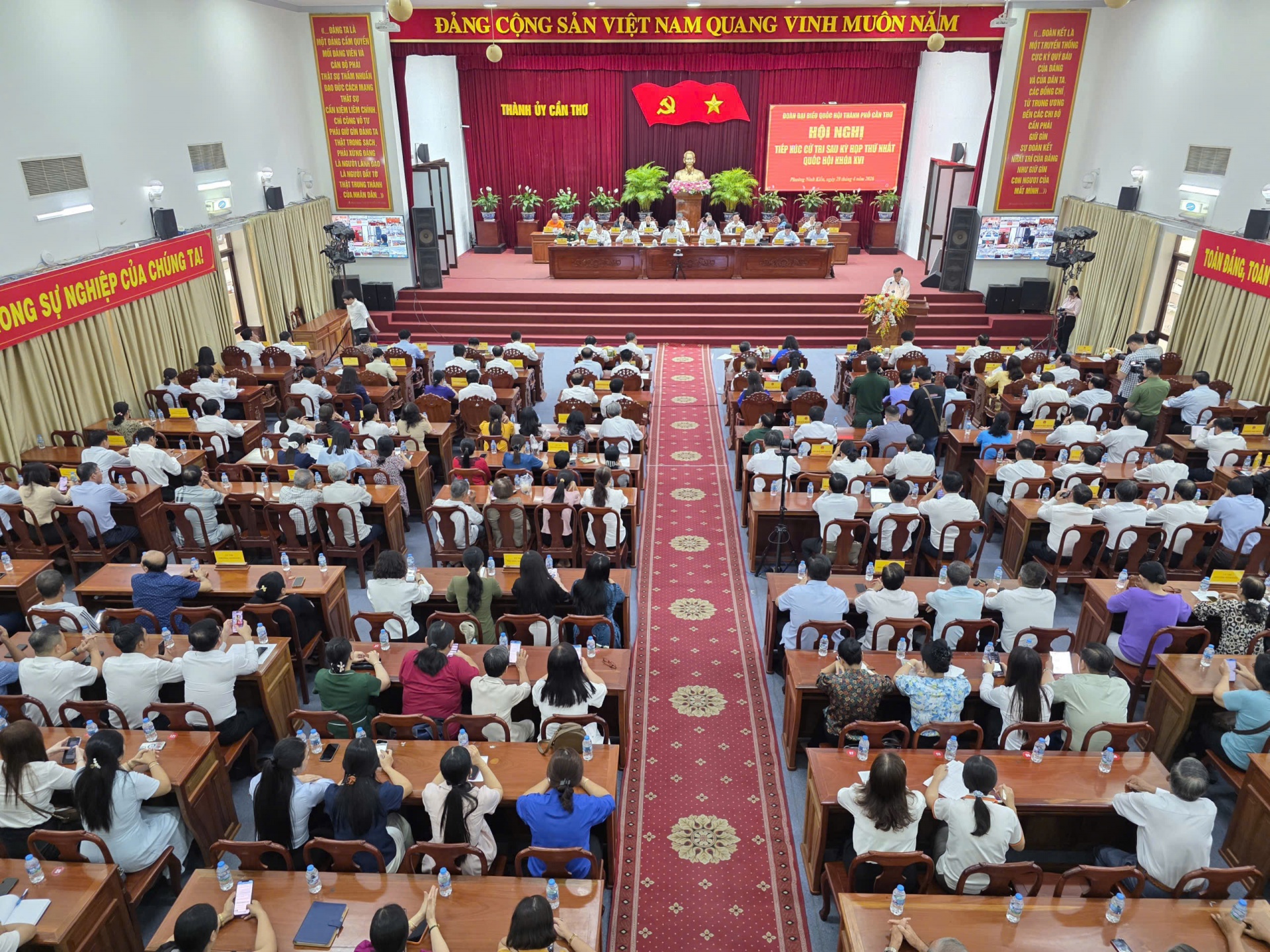 Cử tri Cần Thơ kiến nghị nhiều vấn đề về y tế, khoa học công nghệ và tổ chức bộ máy