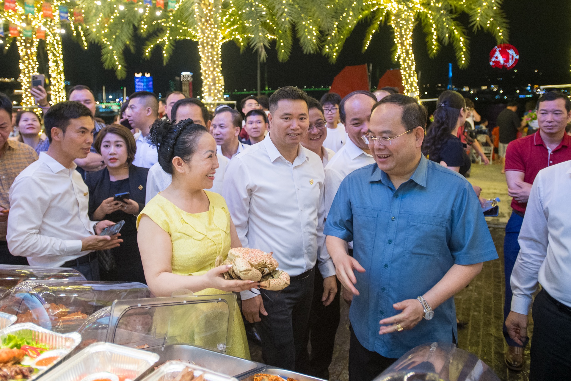 Ông Quản Minh Cường, Ủy viên Trung ương Đảng, Bí thư Tỉnh ủy, Trưởng Đoàn ĐBQH tỉnh cùng các đại biểu tham quan gian hàng