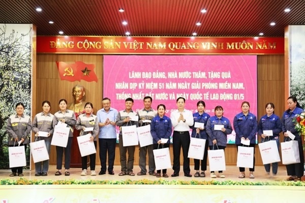 Đồng chí Trần Sỹ Thanh - Chủ nhiệm Uỷ ban Kiểm tra thăm, tặng quà nhân dân tỉnh Sơn La