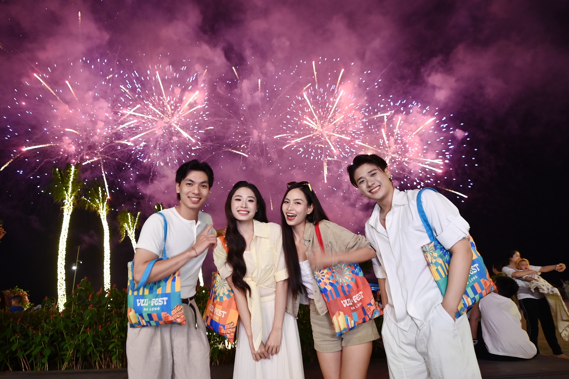 Du khách check-in pháo hoa