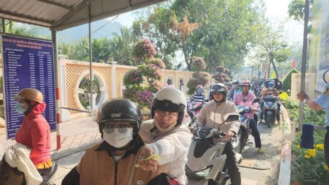   Du khách chen nhau mua vé vào cổng.