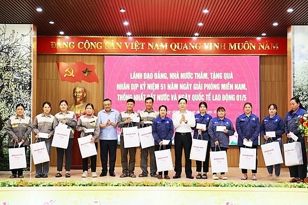 Đồng chí Trần Sỹ Thanh - Chủ nhiệm Uỷ ban Kiểm tra thăm, tặng quà nhân dân tỉnh Sơn La