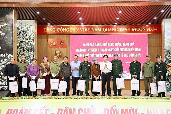 Đồng chí Trần Sỹ Thanh - Chủ nhiệm Uỷ ban Kiểm tra thăm, tặng quà nhân dân tỉnh Sơn La