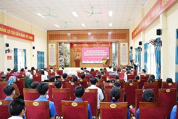 Đồng chí Trần Sỹ Thanh - Chủ nhiệm Uỷ ban Kiểm tra thăm, tặng quà nhân dân tỉnh Sơn La