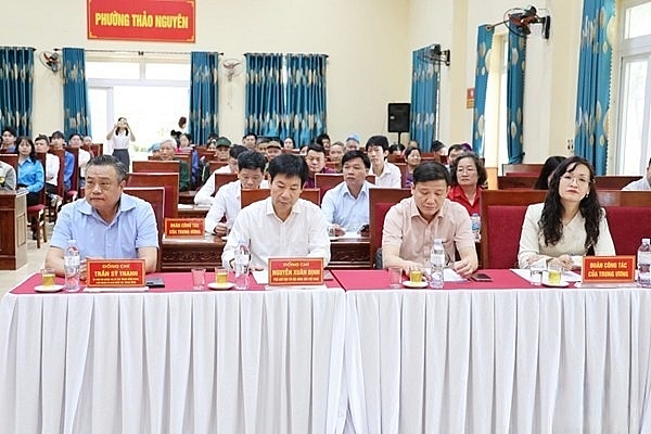 Đồng chí Trần Sỹ Thanh - Chủ nhiệm Uỷ ban Kiểm tra thăm, tặng quà nhân dân tỉnh Sơn La