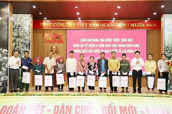 Đồng chí Trần Sỹ Thanh - Chủ nhiệm Uỷ ban Kiểm tra thăm, tặng quà nhân dân tỉnh Sơn La