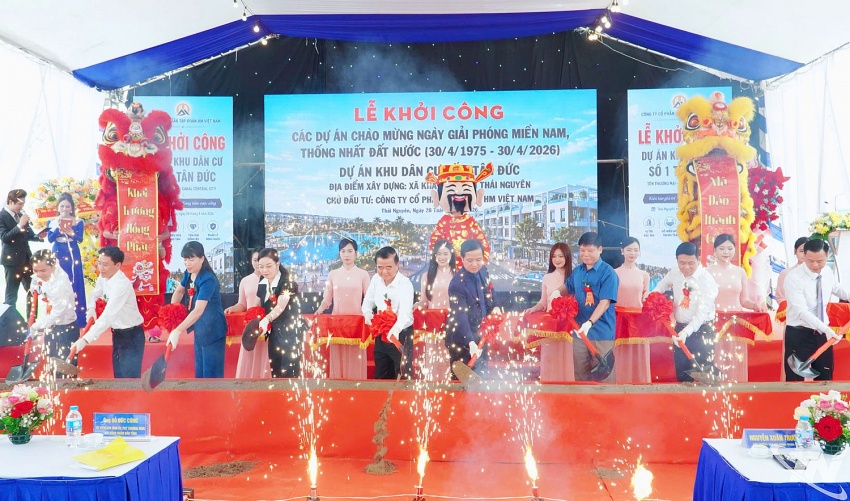 Các đại biểu thực hiện nghi thức động thổ, khởi công Dự án Khu dân cư số 1 Tân Đức.