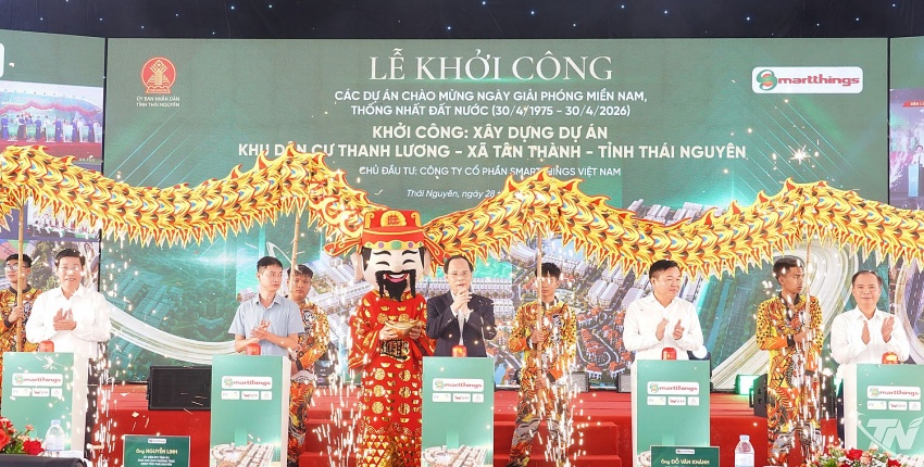 Đồng chí Phó Chủ tịch Thường trực UBND tỉnh Nguyễn Linh và các đại biểu thực hiện nghi thức khởi công Dự án.