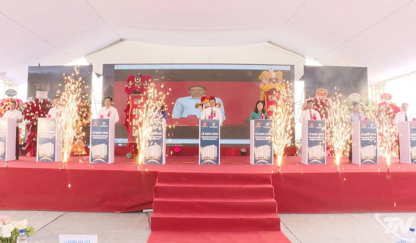Các đại biểu và chủ đầu tư bấm nút khởi công Dự án khu nhà ở và nhà ở xã hội Đồng Tiến (Khu số 1).