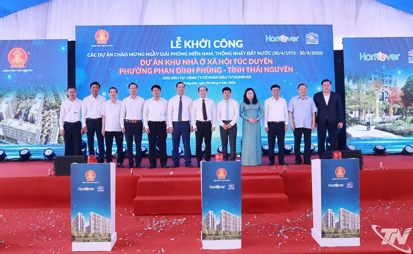 Các đồng chí lãnh đạo tỉnh, đại diện chủ đầu tư và đại biểu chụp ảnh lưu niệm.