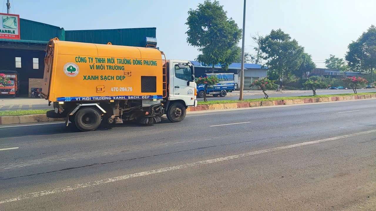    Xe chuyên dụng của Công ty TNHH Môi trường Đông Phương vận hành hiệu quả trên các tuyến đường, góp phần giữ gìn đô thị luôn xanh – sạch – đẹp. Ảnh: Đức Sỹ