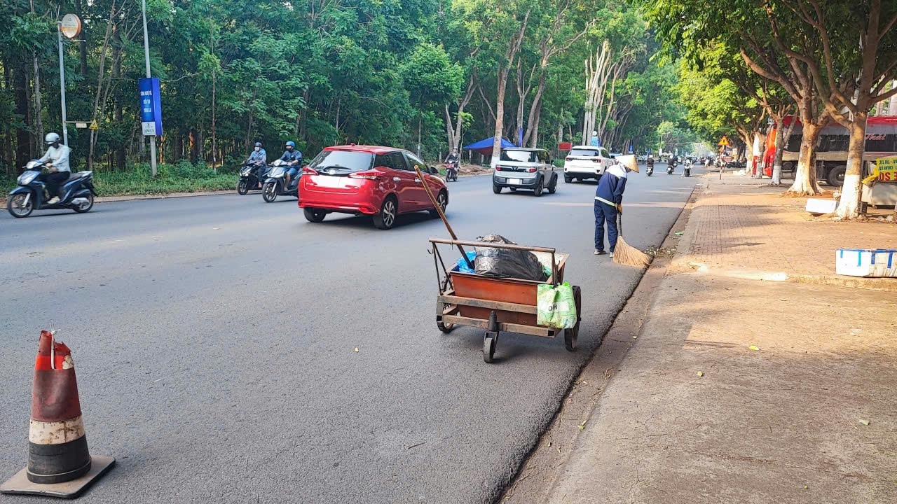  Công nhân Công ty TNHH Môi trường Đông Phương âm thầm làm sạch từng góc phố, giữ gìn phố phường xanh – sạch – đẹp mỗi ngày. Ảnh: Đức Sỹ